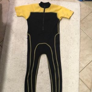 EUC GAP surf body suit size 4-5 years